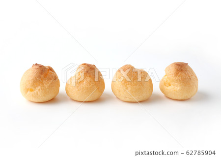 肩並肩奶油泡芙法國糖果白色背景 肩並肩奶油泡芙法國糖果白色背景 62785904