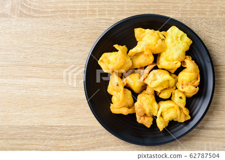 Deep-fried crispy wonton stuffed with minced pork, quail egg and shrimp Deep-fried crispy wonton stuffed with minced pork, quail egg and shrimp 62787504