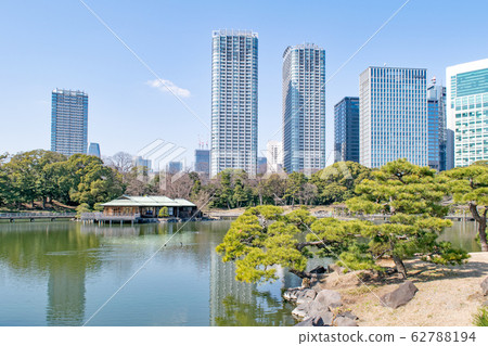 Oizumisui and buildings in Hamarikyu Gardens, Tokyo 62788194
