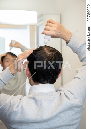 中年男子遭受稀薄的頭髮 中年男子遭受稀薄的頭髮 62789030