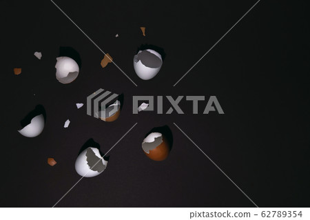 Easter egg and eggshell Easter egg and eggshell 62789354