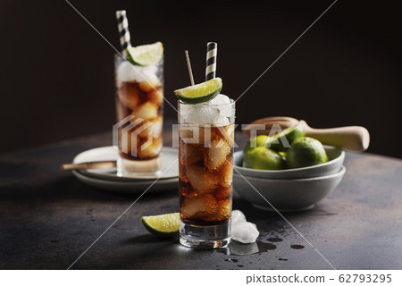 Alcoholic cocktail cuba libre 62793295