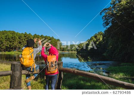 Couples travelers with backpack happy to relax on a holiday, travelers Pang-Ung park travel Couples travelers with backpack happy to relax on a holiday, travelers Pang-Ung park travel 62793486