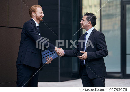 business people working outside office building business people working outside office building 62793676