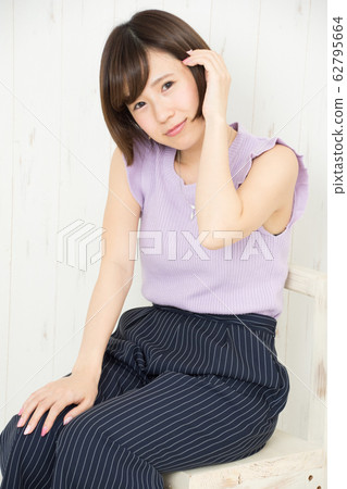 坐在椅子上的女人 坐在椅子上的女人 62795664