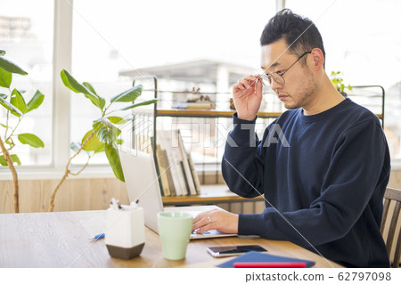 爸爸在家工作 62797098