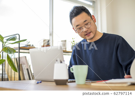 爸爸在家工作 爸爸在家工作 62797114