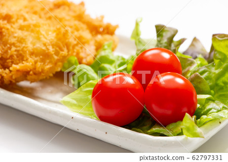 Mini tomato and sunny lettuce served with fried food. Mini tomato and sunny lettuce served with fried food. 62797331