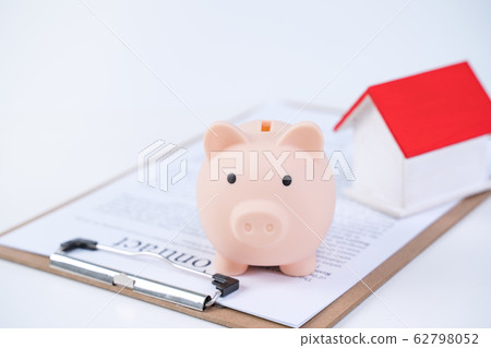存錢罐 房子 買賣 合約 契約 piggy bank house saving 貯金箱 家 契約書 62798052