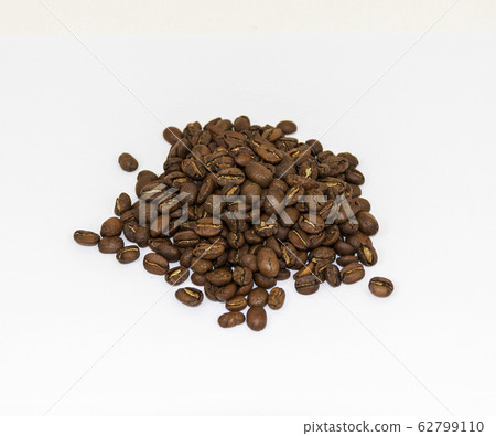 Small pile of coffee beans with a white backdropp 62799110
