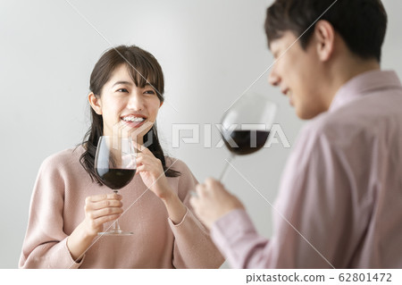 喝紅酒的男人和女人 喝紅酒的男人和女人 62801472