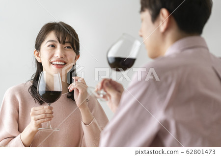 Men and women with wine glasses 62801473