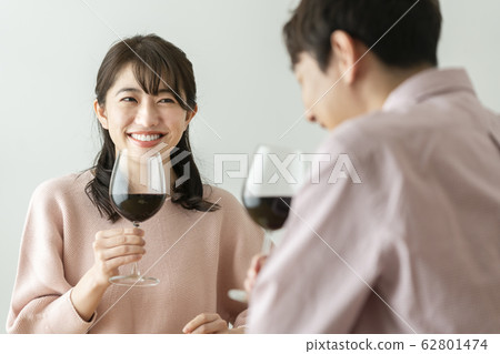 男人和女人戴著酒杯 男人和女人戴著酒杯 62801474
