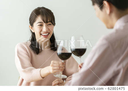 男人和女人用紅酒敬酒 男人和女人用紅酒敬酒 62801475