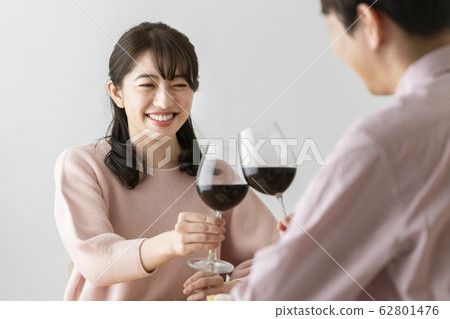 男人和女人用紅酒敬酒 男人和女人用紅酒敬酒 62801476
