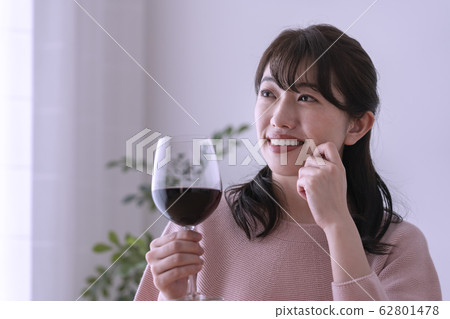 有酒杯的一名婦女 有酒杯的一名婦女 62801478