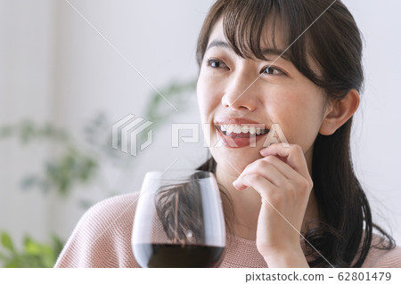 有酒杯的一名婦女 有酒杯的一名婦女 62801479