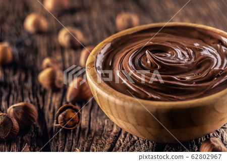 Chocolate hazelnut spread in wooden bowl - Close Chocolate hazelnut spread in wooden bowl - Close 62802967