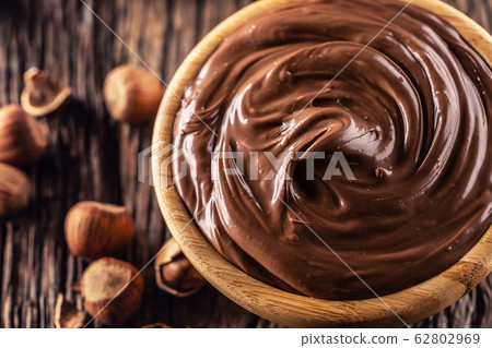 Chocolate hazelnut spread in wooden bowl - Close Chocolate hazelnut spread in wooden bowl - Close 62802969