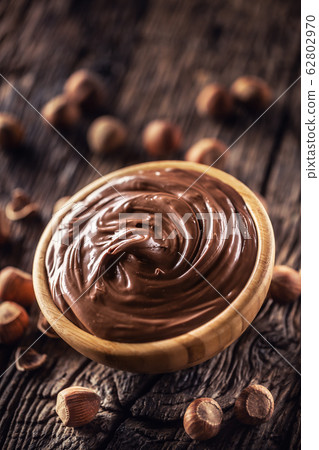Chocolate hazelnut spread in wooden bowl - Close Chocolate hazelnut spread in wooden bowl - Close 62802970