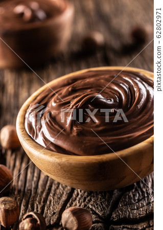Chocolate hazelnut spread in wooden bowl - Close Chocolate hazelnut spread in wooden bowl - Close 62802971