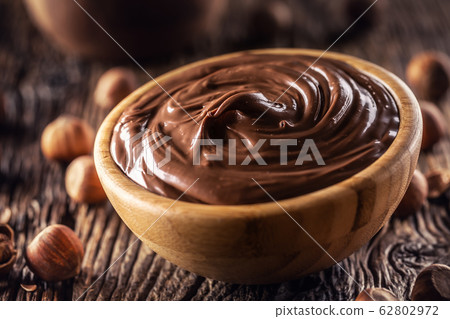 Chocolate hazelnut spread in wooden bowl - Close Chocolate hazelnut spread in wooden bowl - Close 62802972
