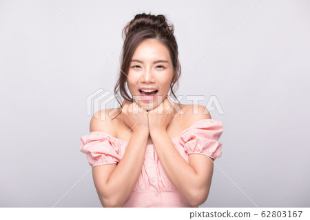 女人可愛能量肩出白色背 62803167