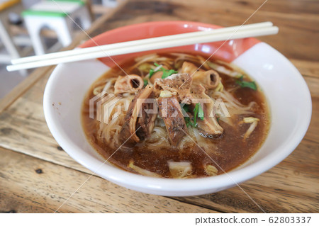 beef noodle, beef soup 62803337