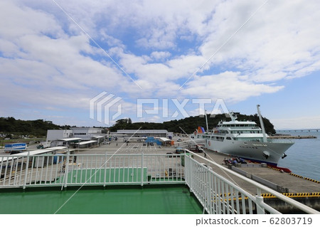 沖繩Nakijin渡輪Inheya停泊在Unten Port客運站 62803719