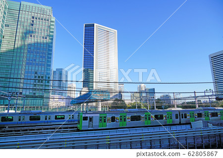 Train running scenery and skyscrapers in Hamamatsucho, Tokyo Train running scenery and skyscrapers in Hamamatsucho, Tokyo 62805867