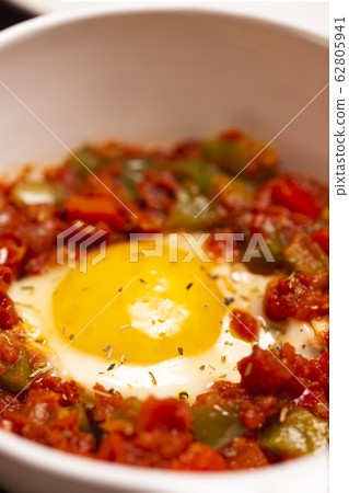 A dish of the fried egg with the stewed peppers 62805941