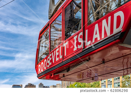 Cable car arriving in Roosevelt Island 62806298