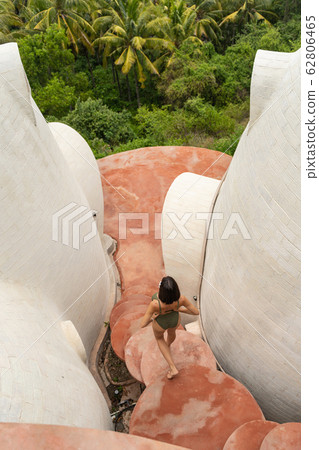 Girl with her hands on the waist relaxing outdoors 62806465