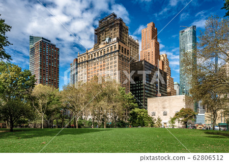 View of Battery Park and city buildings 62806512