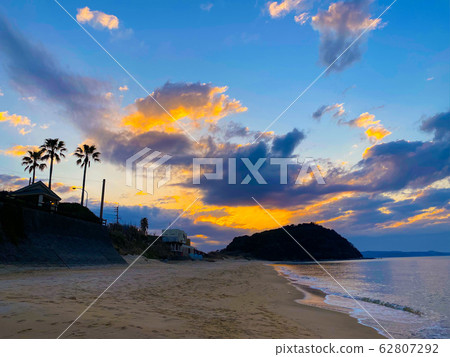 The sunset of one person The sunset of one person 62807292
