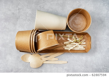 Eco kraft paper cups and wooden cuttlery on grey 62807594