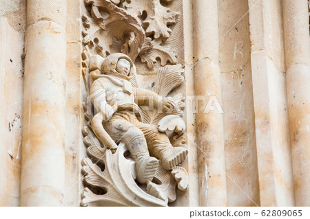Astronaut carved on the facade of the historical Salamanca Cathedral 62809065