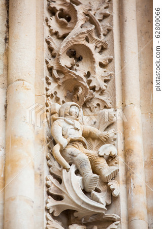 Astronaut carved on the facade of the historical Salamanca Cathedral 62809066