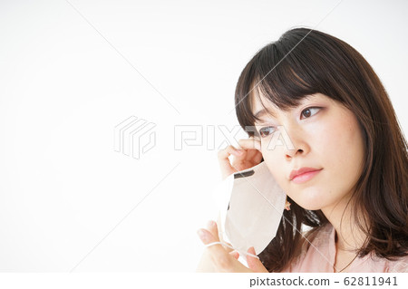 戴上口罩預防傳染病的年輕女子 62811941