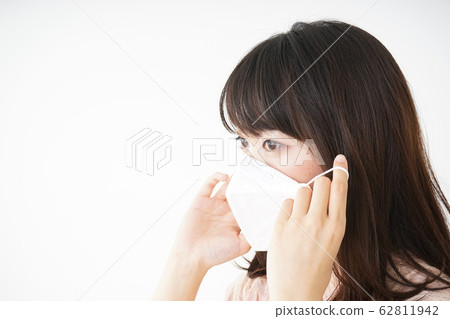 戴上口罩預防傳染病的年輕女子 62811942