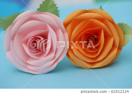 粉色和橙色玫瑰花製成的摺紙 62812224