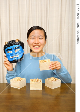 Girl enjoying setsubun 62812721