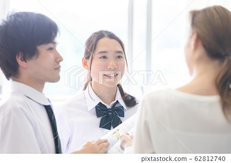 High school students and foreign teachers High school students and foreign teachers 62812740