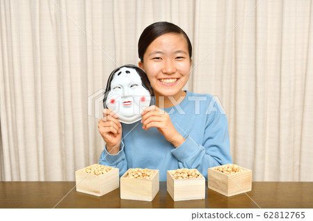 Girl enjoying setsubun 62812765