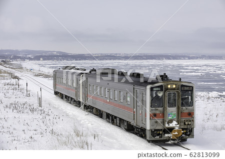 Shiretoko Mashu running on the side of drift ice Shiretoko Mashu running on the side of drift ice 62813099