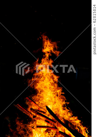 Bonfire that burns on a dark background, wood 62815814