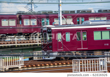 橫越大阪市淀川區淀川的阪急列車 62816926