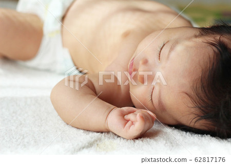 1個月大的寶寶 1個月大的寶寶 62817176