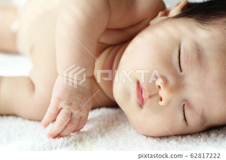 1 month old baby 62817222