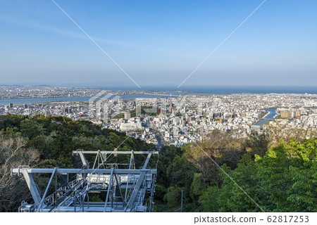 德島縣德島市 從德島縣的象徵眉山展望台看到的德島市街景 德島縣德島市 從德島縣的象徵眉山展望台看到的德島市街景 62817253